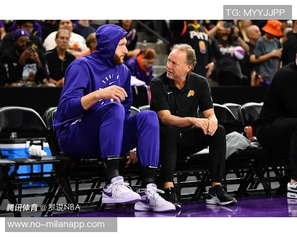 布克下半场狂砍23分揭秘：脱掉紧身防护短裤后活动自如